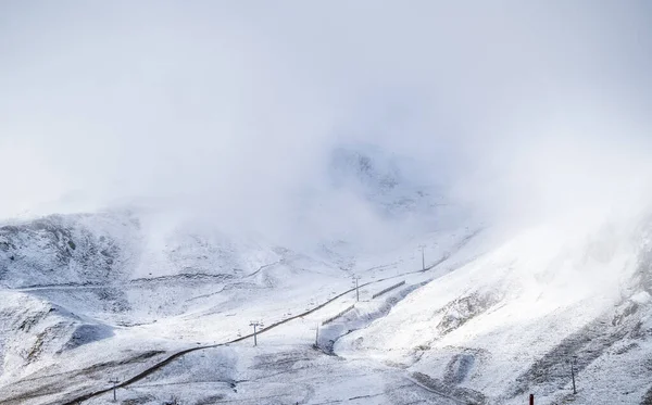Snowy Lembah Dengan Beberapa Gunung Dan Kursi Latar Belakang Pergi — Stok Foto