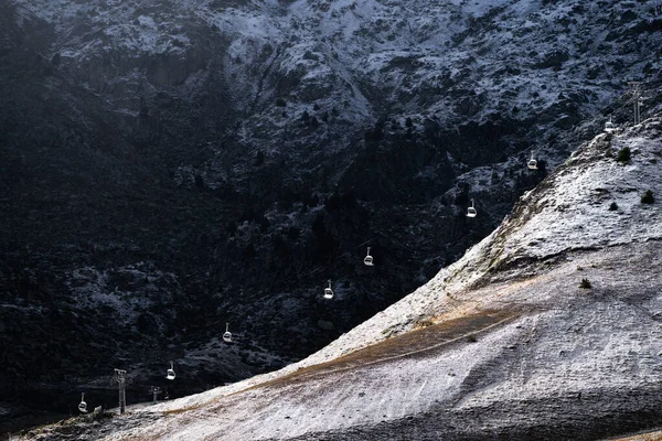 Kış manzarası çok az. Füniküler kabinler ve karlı dağ manzarası. Kayak tatili. Sandalyeler kış mevsiminde kayak yapmaya Snowy Mountain 'a gidecekler..