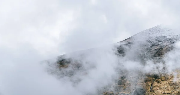 Hegygerinc Köddel Felhőkkel Ködös Táj Téli Természet Háttér Fehér Hely — Stock Fotó