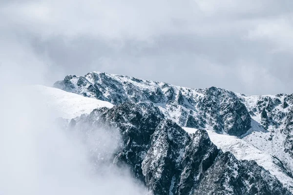 Снежные Горные Вершины Ледник Облаками Туманом Зимний Снежный Пейзаж Port — стоковое фото