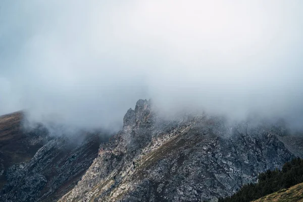 Rocky Mountain Peak Dense Fog Clouds Winter Landscape Mysterious Environment — Stock Photo, Image