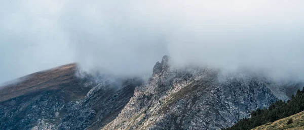Скалистая Гора Густым Туманом Облаками Панорамный Зимний Пейзаж Загадочной Окружающей — стоковое фото