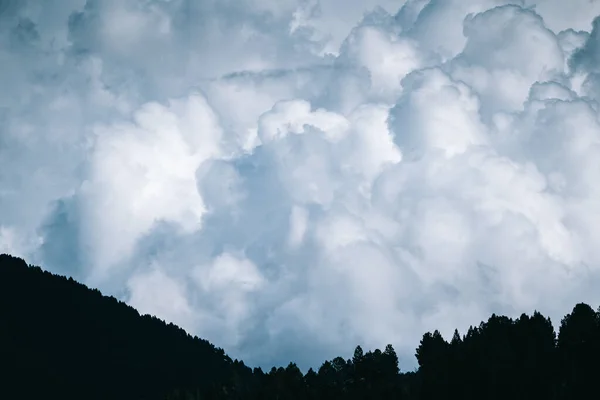 Hegyi Háttér Fehér Felhők Alján Panorámás Hegyvidéki Természeti Táj Fákkal — Stock Fotó