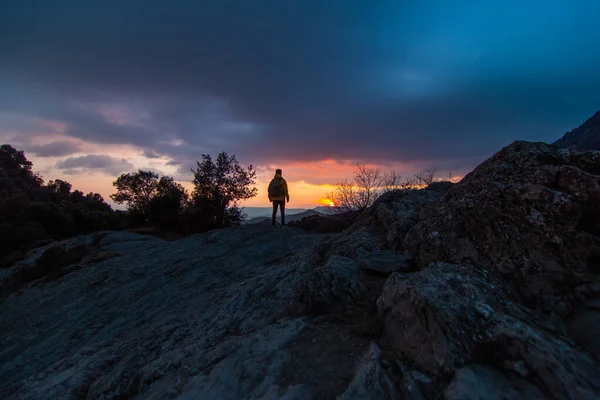 Young Traveler Man Observing Sun Beautiful Sunset Sunrise Rear View — Stock Photo, Image