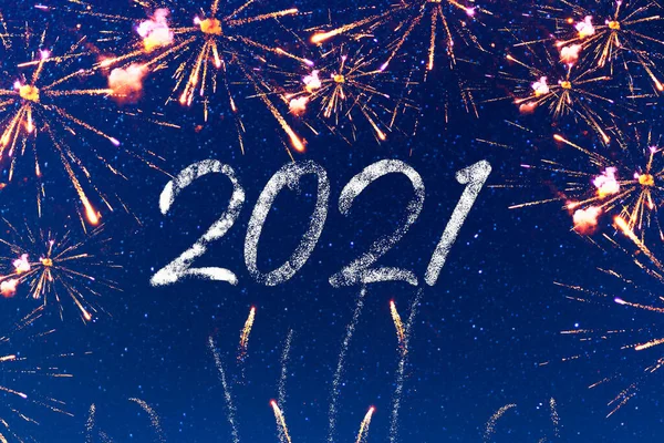 Havai fişek ve yıldızlı mavi gökyüzü geçmişiyle mutlu yıllar 2021. Poster, pankart, ilan panosu ya da mutlu noeller ve yıldızlı yeni yıl kutlamaları için tebrik kartı. Mutlu yıllar 2021..