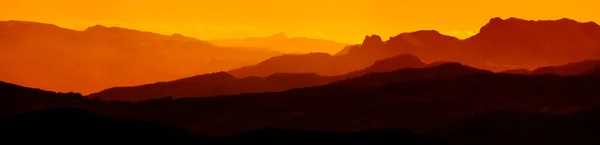 Panorama Extra Amplo Paisagem Montanhosa Baixo Majestoso Pôr Sol Nascer — Fotografia de Stock