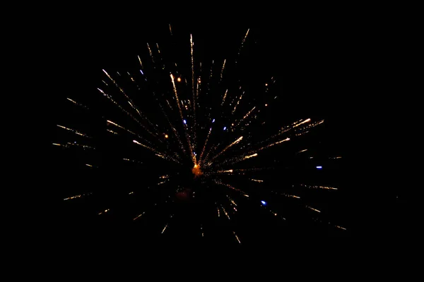 新年を祝うために暗い夜空に爆発花火 火花を放つカラフルな花火 大晦日のお祝い 粒子効果 グロー ブラスト トゥインクリング グライシング — ストック写真