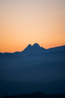 Gün batımında ya da gündoğumunda dağ sıraları ve büyülü bir dağ, panorama, panoramik. Pedraforca, Bergueda, Barselona, Katalonya, İspanya. Doğal Park Cad-Moixerno, Pirenes-Pirineus.