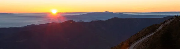 Bergstraße Mit Spektakulärer Aussicht Auf Bergketten Mit Sonnenuntergang Oder Sonnenaufgang — Stockfoto