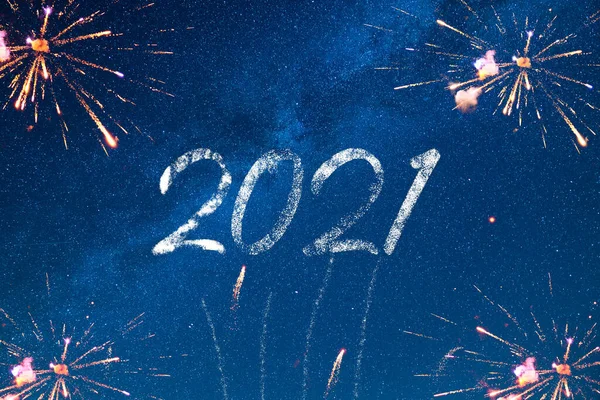 夜は宇宙と千の星と星空の中でカラフルな爆竹 花火やロケットと2021お祝いパーティー お祝い 新年のコンセプトを達成 — ストック写真