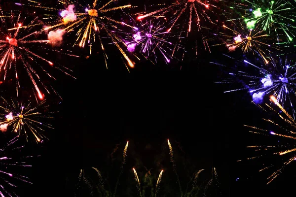 Impreza Kolorowymi Petardami Fajerwerkami Rakietami Odizolowanymi Ciemnym Tle Nocy Uroczystość — Zdjęcie stockowe