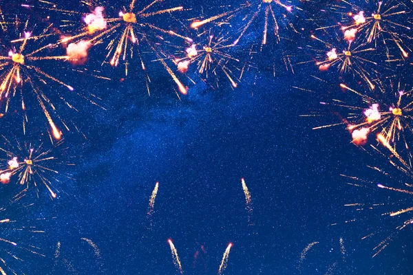 Feier Mit Böllern Feuerwerk Und Raketen Einem Sternenblauen Himmel Mit — Stockfoto