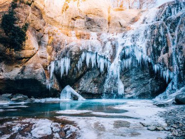 Soğuk bir ortamda bir mağarada şelale, güzel donmuş bir manzara. Donmuş su. İspanya 'da kış turizmi, Katalonya, Barselona, Osona, Vidra, Salt del Moli.