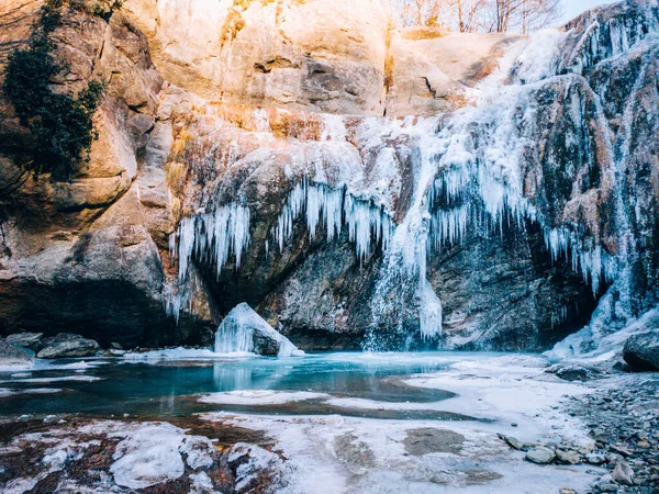 Cascada Una Cueva Ambiente Frío Hermoso Paisaje Congelado Agua Congelada — Foto de Stock