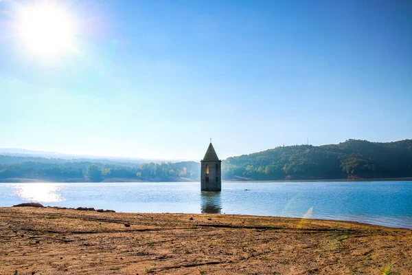 Sau Bataklığı Kilisesi. Sau Rezervuarı. Güneşli bir günde Sau bataklığının manzarası. Osona, Barselona, Katalunya, İspanya 'da turizm.