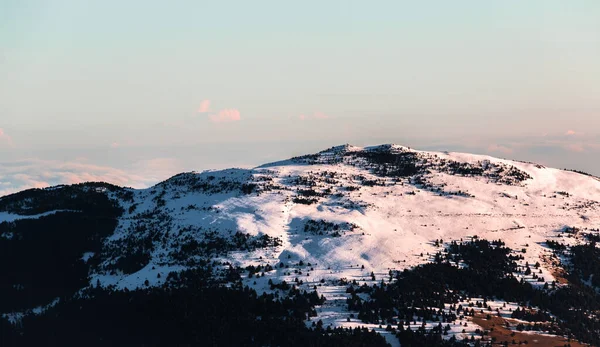 日の出の雪の山の白いピーク 静かでリラックスした自然山の自然景観 山の中で早朝に澄んだ空と自然背景の風景 — ストック写真