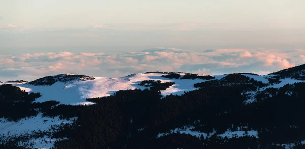 Schneebedeckte Gebirgsketten Bei Sonnenaufgang Ruhige Und Entspannende Natur Bergige Naturkulisse — Stockfoto
