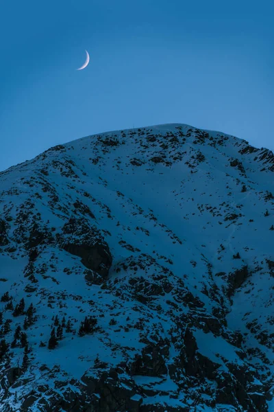 Havas Hegycsúcsok Holddal Kék Órában Természet Háttér Táj Hold Havas — Stock Fotó