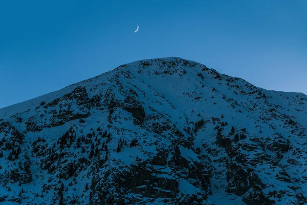 Montagne Enneigée Culmine Avec Lune Heure Bleue Paysage Fond Nature — Photo