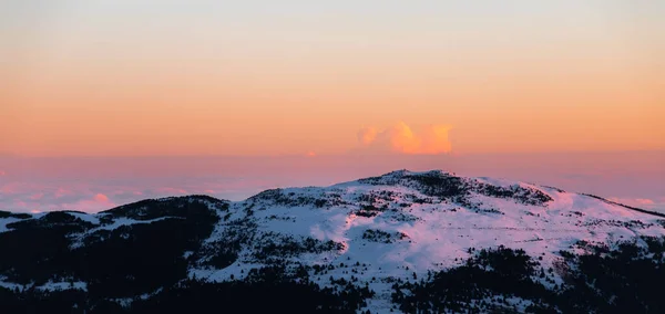 Snowy Berg Piek Bij Zonsopkomst Zonsondergang Rustige Ontspannende Natuur Bergachtige — Stockfoto