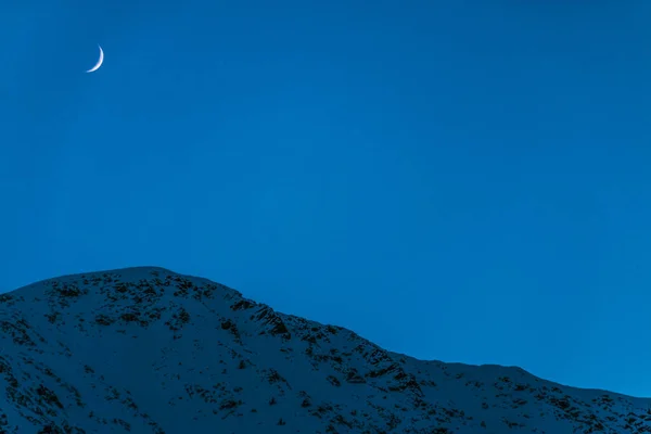 Picos Montanha Nevado Com Lua Hora Azul Natureza Paisagem Fundo — Fotografia de Stock