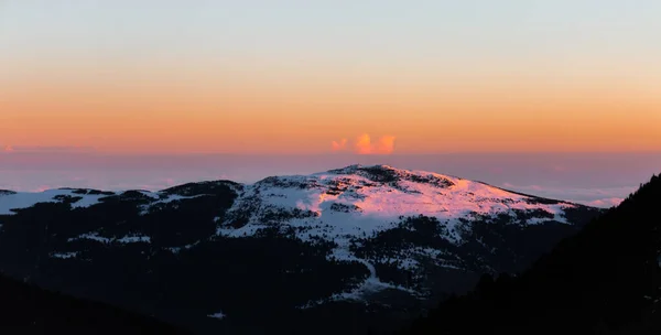 Панорамный Вид Снежную Вершину Горы Восходе Закате Солнца Спокойный Расслабляющий — стоковое фото