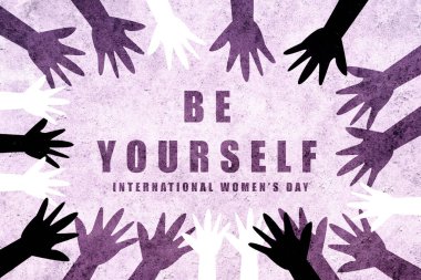 8 Mart. Uluslararası Kadınlar Günü 'nde eller birleşti. Kadın günü için feminist tasarım cinsiyet eşitliği sorusu metni. Feminizm mesajı: Kadın gücü