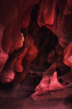 Torrelles, Barcelona, Katalonya ve İspanya 'daki Coves De Can Riera mağaralarında inanılmaz kumtaşı oluşumları. Amerika 'daki ünlü Büyük Kanyon' a benzeyen aşınmış kayaların canlı kırmızı renkleri..