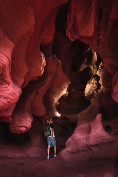 Toeristische Avonturier Grotten Van Coves Can Riera Torrelles Barcelona Catalonië — Stockfoto