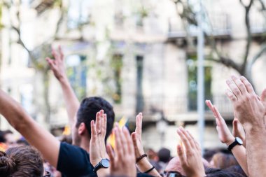 Eller havaya, Pablo Hasel 'den özgürlük dileyin. Faşizme karşı ifade özgürlüğü ve adalet isteyen insanlar. Baskıyı durdur.