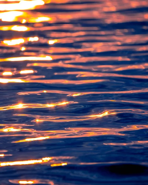 Fale Morskie Światłem Zachodu Słońca Odbijającym Się Wodzie — Zdjęcie stockowe
