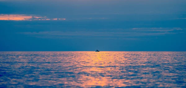 Рыбацкая Лодка Посреди Моря Рассвете Закате Панорамный Вид Одинокого Рыбака — стоковое фото