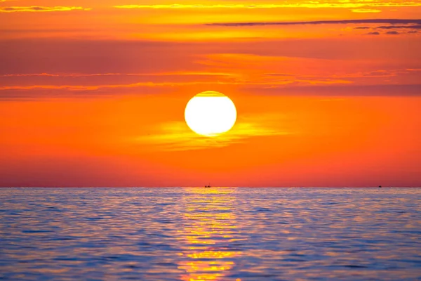Słońce Wschodzące Morzu Łodzią Rybacką Promieniach Słońca Nad Falami Piękny — Zdjęcie stockowe