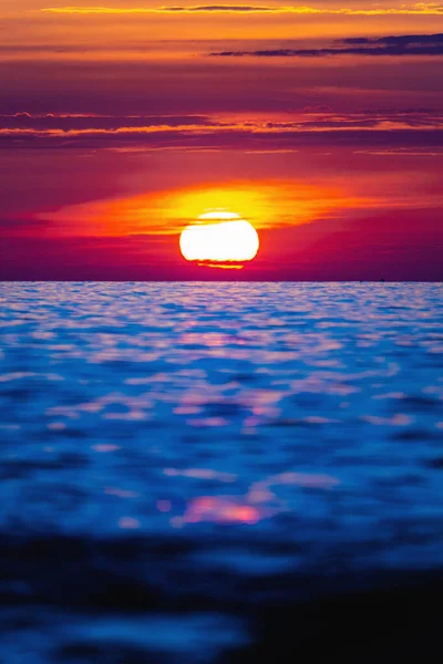 Farbenfroher Sonnenuntergang Mit Großer Heller Sonne Unter Der Meeresoberfläche Meer — Stockfoto