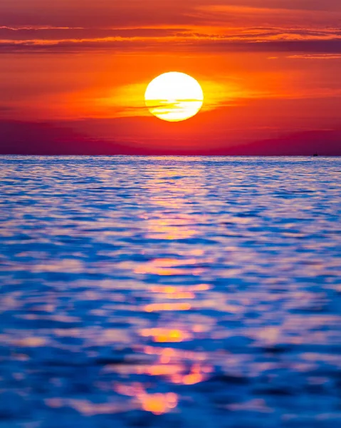 Heldere Zonsondergang Met Grote Gele Zon Onder Het Zeeoppervlak — Stockfoto