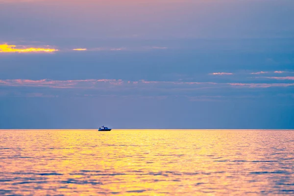 Schiff Segelt Bei Sonnenuntergang Allein Auf See — Stockfoto