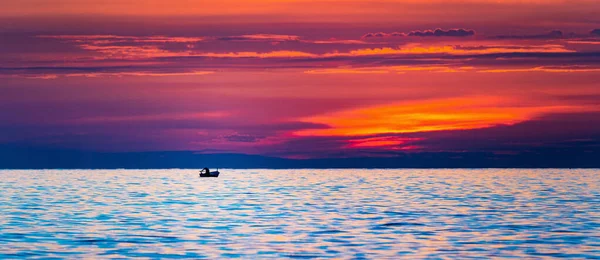 Рыбацкая Лодка Плывущая Одна Море Красочным Закатом Панорама Рыбацкого Судна — стоковое фото