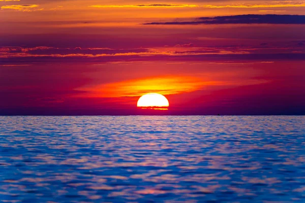 Wielkie Słońce Nad Morzem Podczas Zachodu Słońca Niebem Kolorze Pomarańczowym — Zdjęcie stockowe
