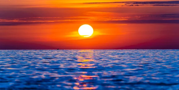 Soleil Sur Mer Pendant Coucher Soleil Avec Ciel Orange Lumière — Photo