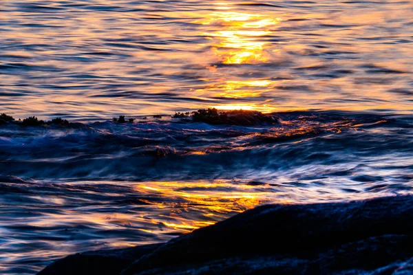 Wasser Bei Sonnenuntergang Oder Sonnenaufgang Abstrakte Wassertextur Hintergrund Sonnenuntergang Strand — Stockfoto