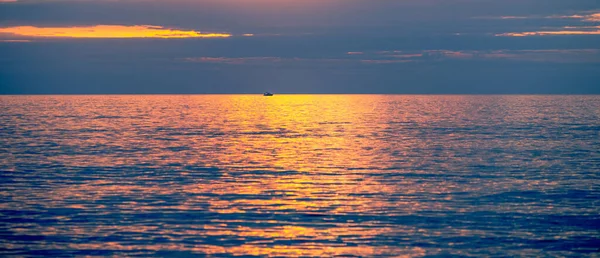 Boat Middle Sea Sunrise Sunset Golden Waves Warm Color Sun — Stock Photo, Image