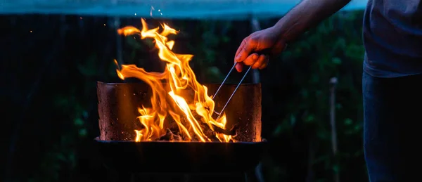 Ein Unbekannter Rührt Die Glut Des Grills Das Feuer Für — Stockfoto