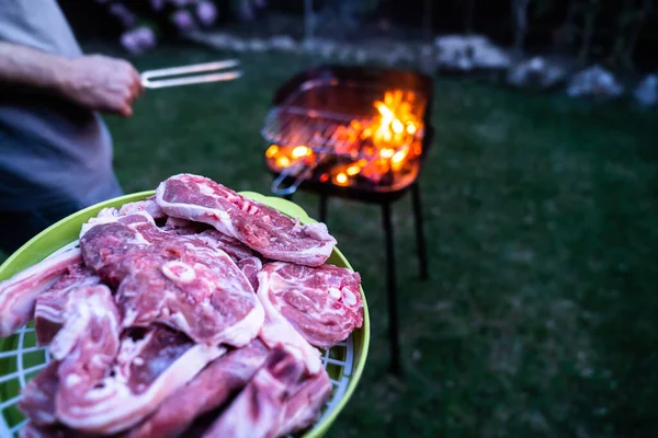 Raw Meat Cook Barbecue Blazing Fire Preparing Grilled Meat Barbecue — Stok fotoğraf