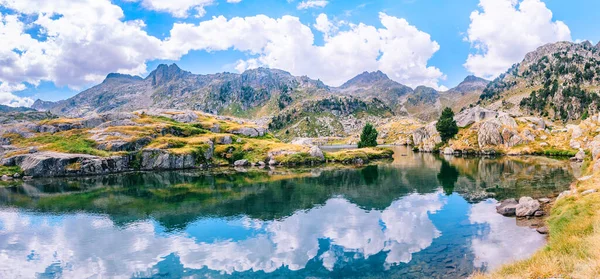 Vista Panoramica Del Paesaggio Montuoso Riflessa Lago Con Una Bella — Foto Stock