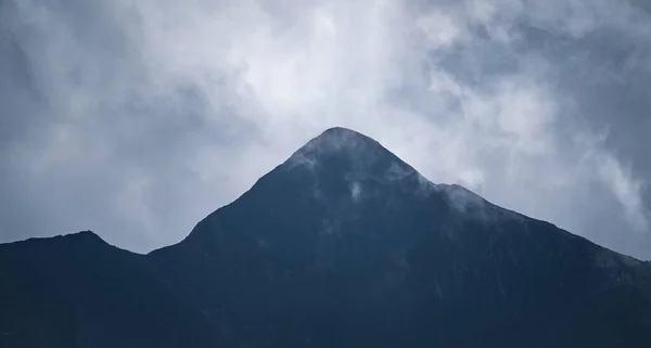 Piek Van Een Hoge Berg Een Bewolkte Dag Bergketen Bergsport — Stockfoto