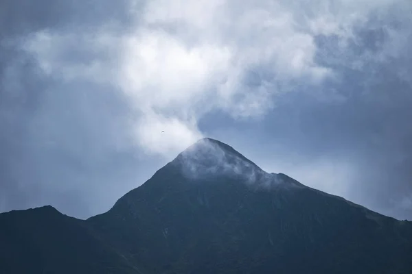 Pic Une Haute Montagne Par Une Journée Nuageuse Brumeuse Chaîne — Photo