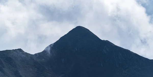 Панорамный Вид Вершину Высокой Горы Облачный День Горный Массив Концепция — стоковое фото