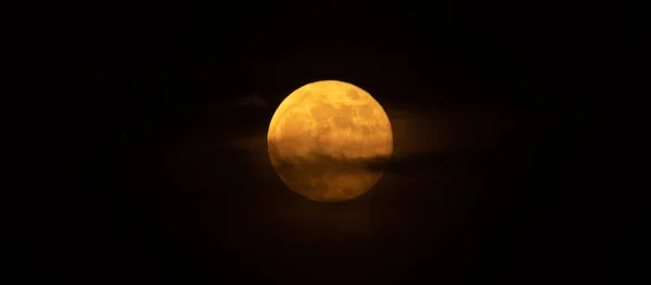 Gele Nieuwe Maan Komt Achter Wolken Bloedmaan Bloemmaan Maanverduistering Astronomie — Stockfoto
