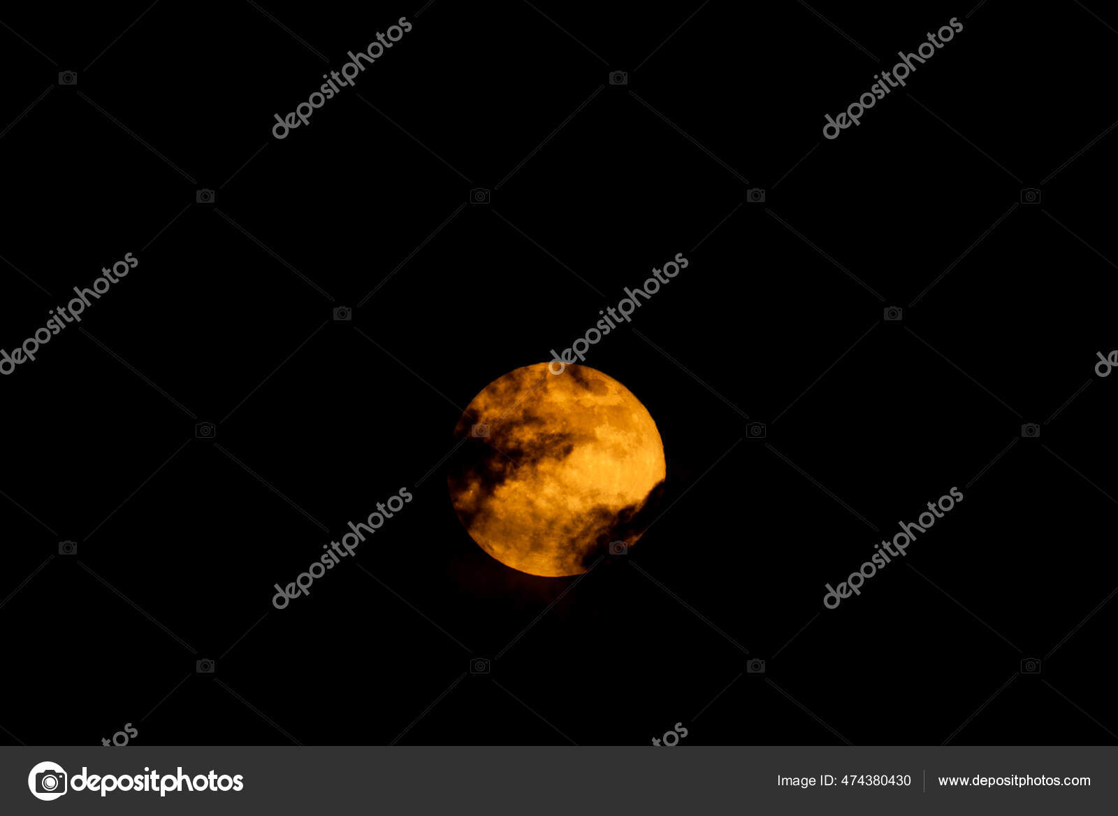 Nouvelle Lune Jaune Lève Derrière Les Nuages Lune Sang Une — Photo de stock  par ©polsolee - 474380430, image size:1600x1167