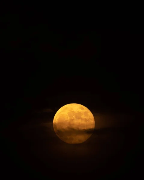 Gele Nieuwe Maan Komt Achter Wolken Bloedmaan Bloemmaan Maanverduistering Astronomie — Stockfoto